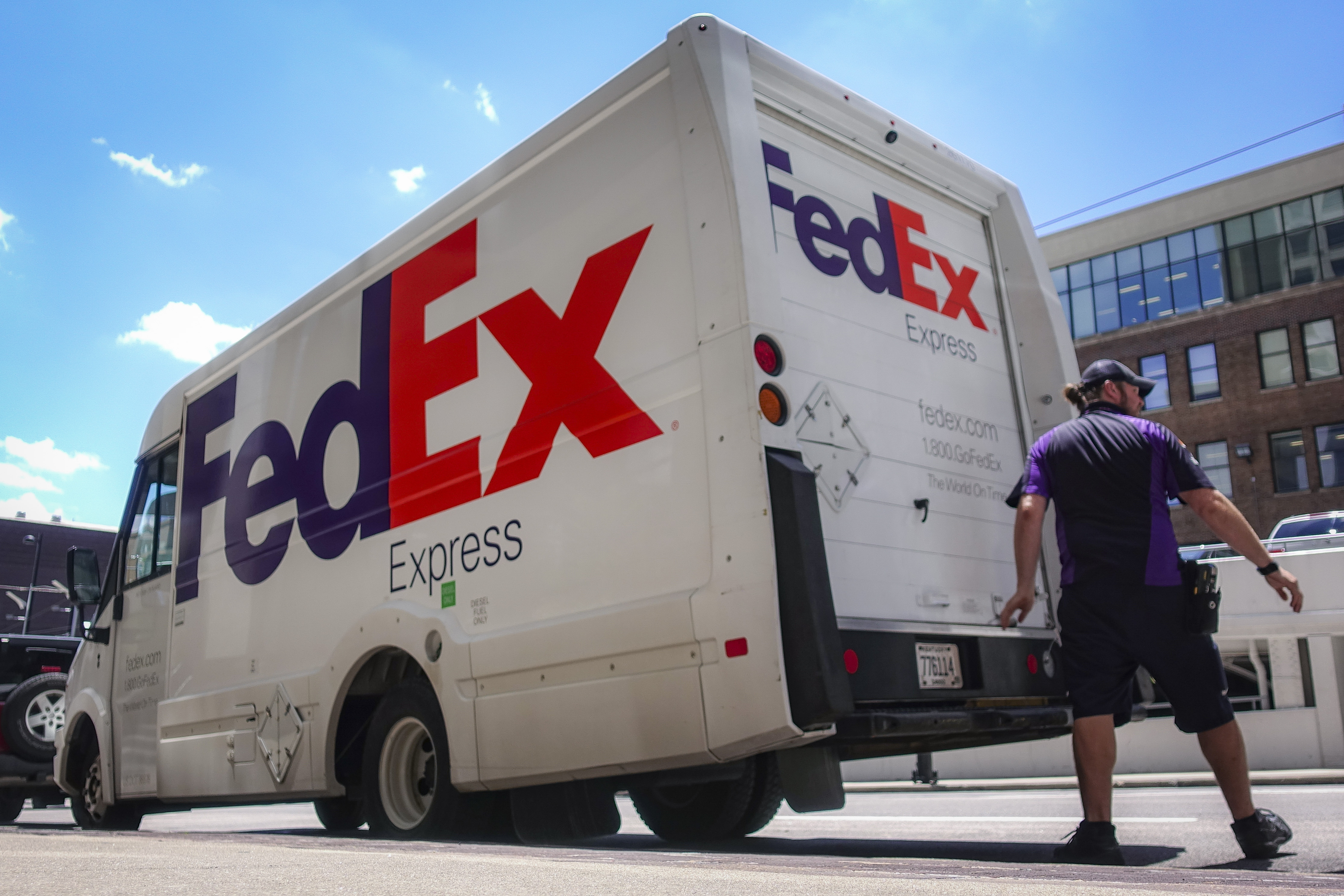 Федекс. Adobe и fedex. Акции fedex. Акции fedex. Fefex вакансии в нью-йорке.