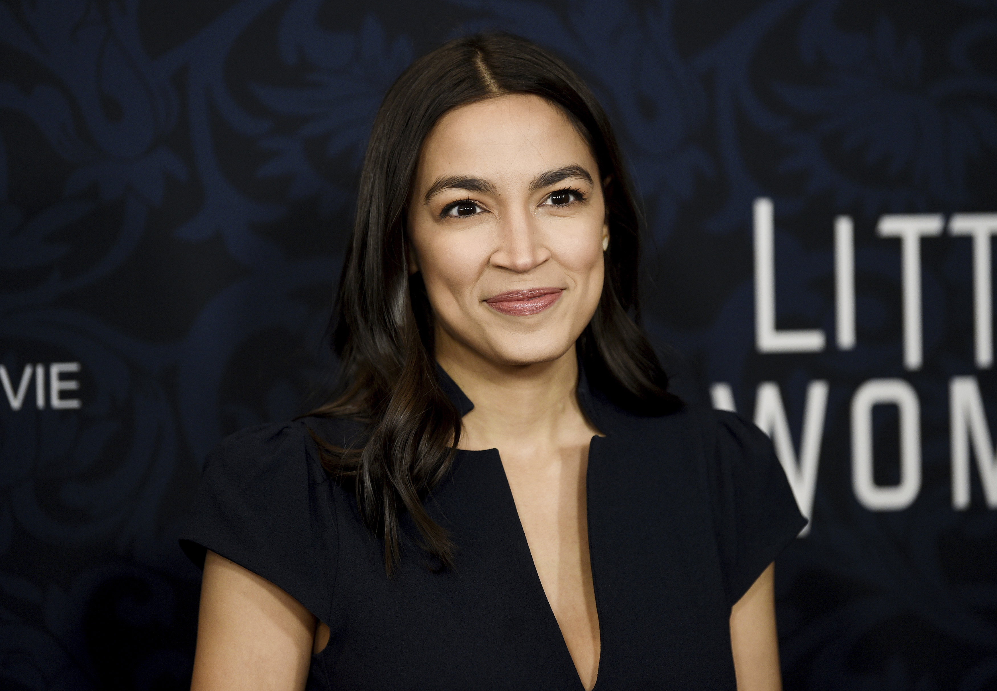 Ocasio-Cortez Criticizes Cuomos Plan for a Rail Link to La Guardia