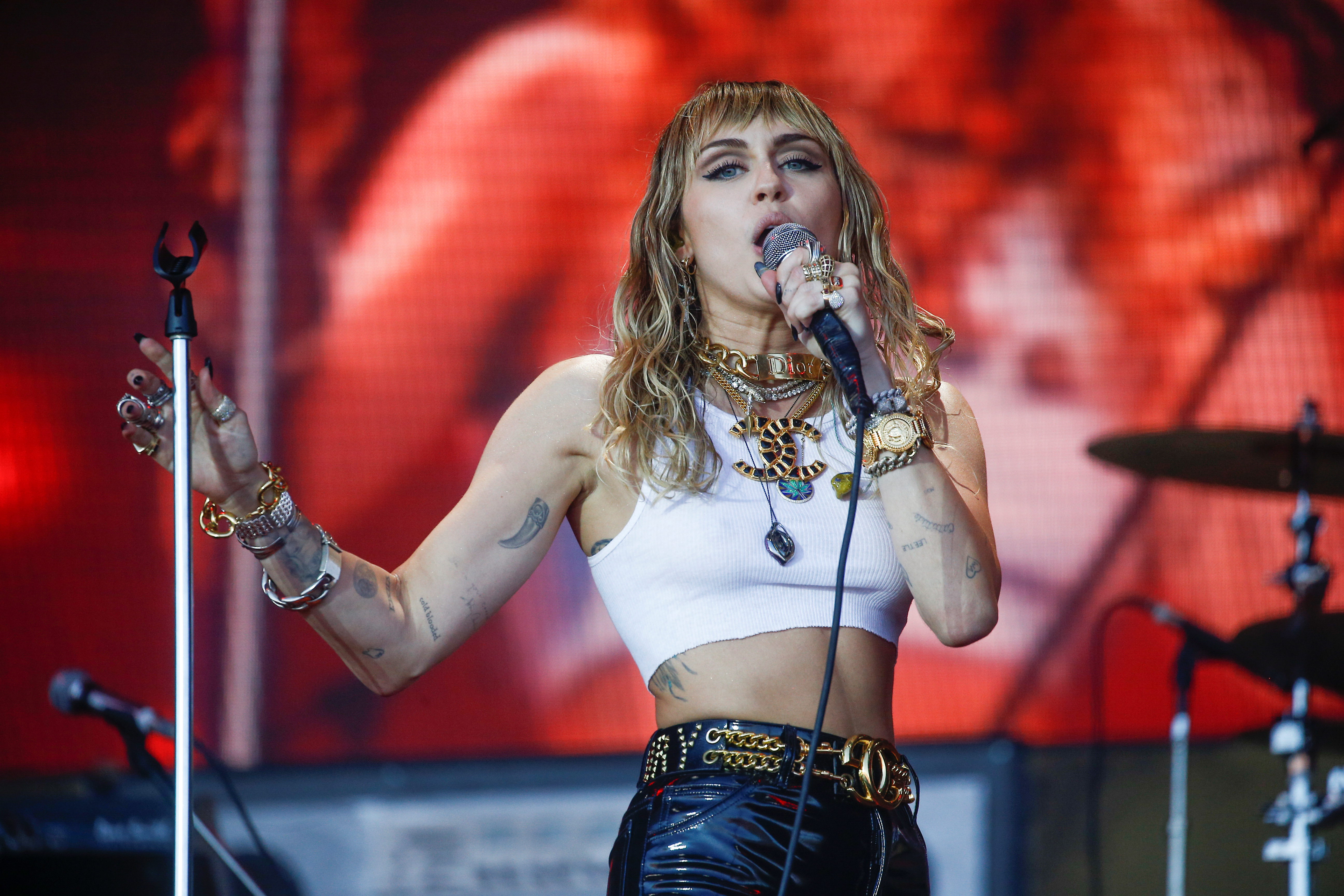 Miley Cyrus cancels bushfire aid show in Australia due to coronavirus warnings