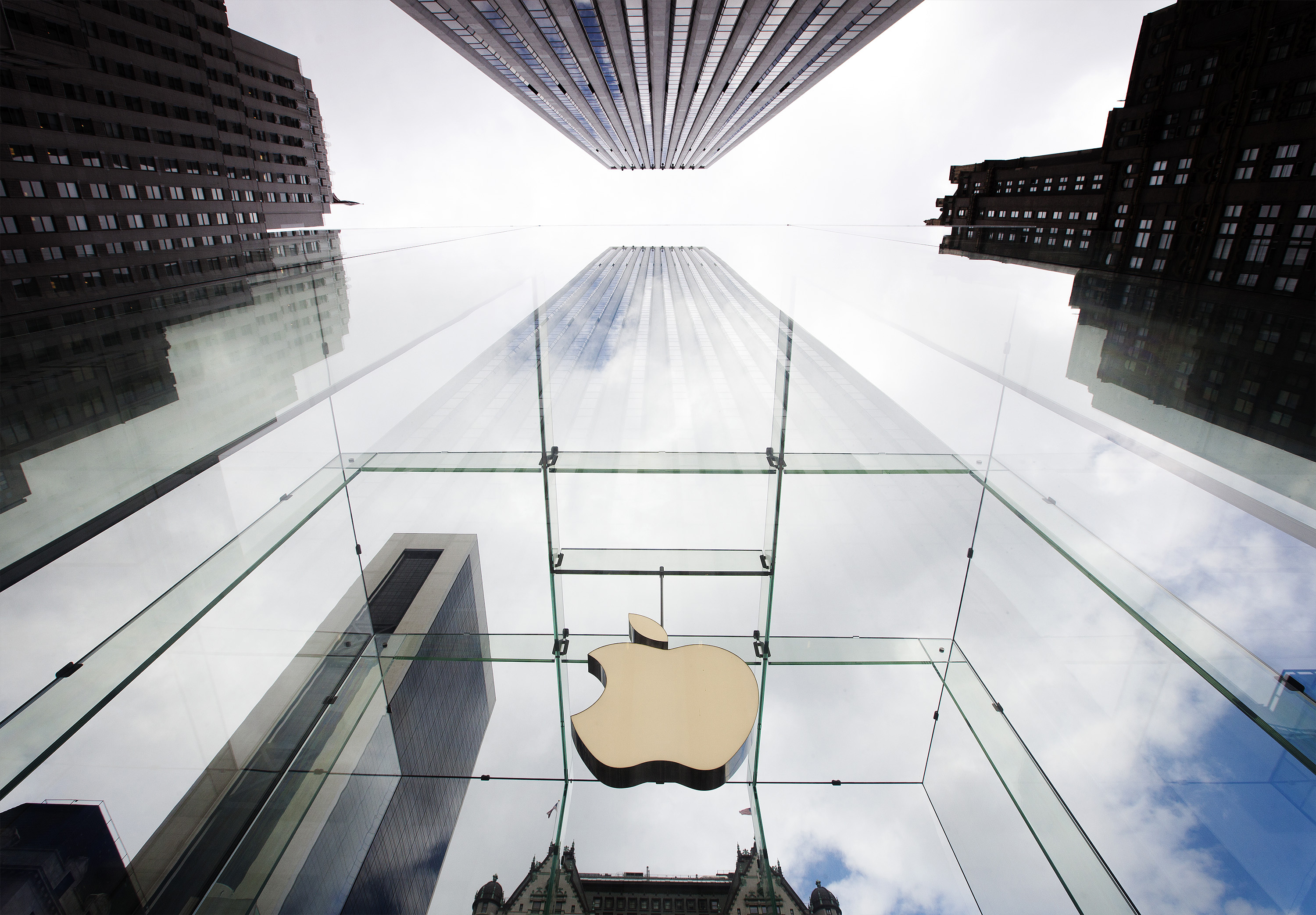 The Apple logo hangs in a glass enclosure above the 5th Ave Apple Store in New York, September 20, 2012. Apple's iPhone 5 goes on sale tomorrow. REUTERS/Lucas Jackson (UNITED STATES - Tags: BUSINESS SCIENCE TECHNOLOGY LOGO TPX IMAGES OF THE DAY)