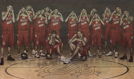 La foto ofensiva que el equipo olímpico español de baloncesto se sacó al llegar a Pekín.