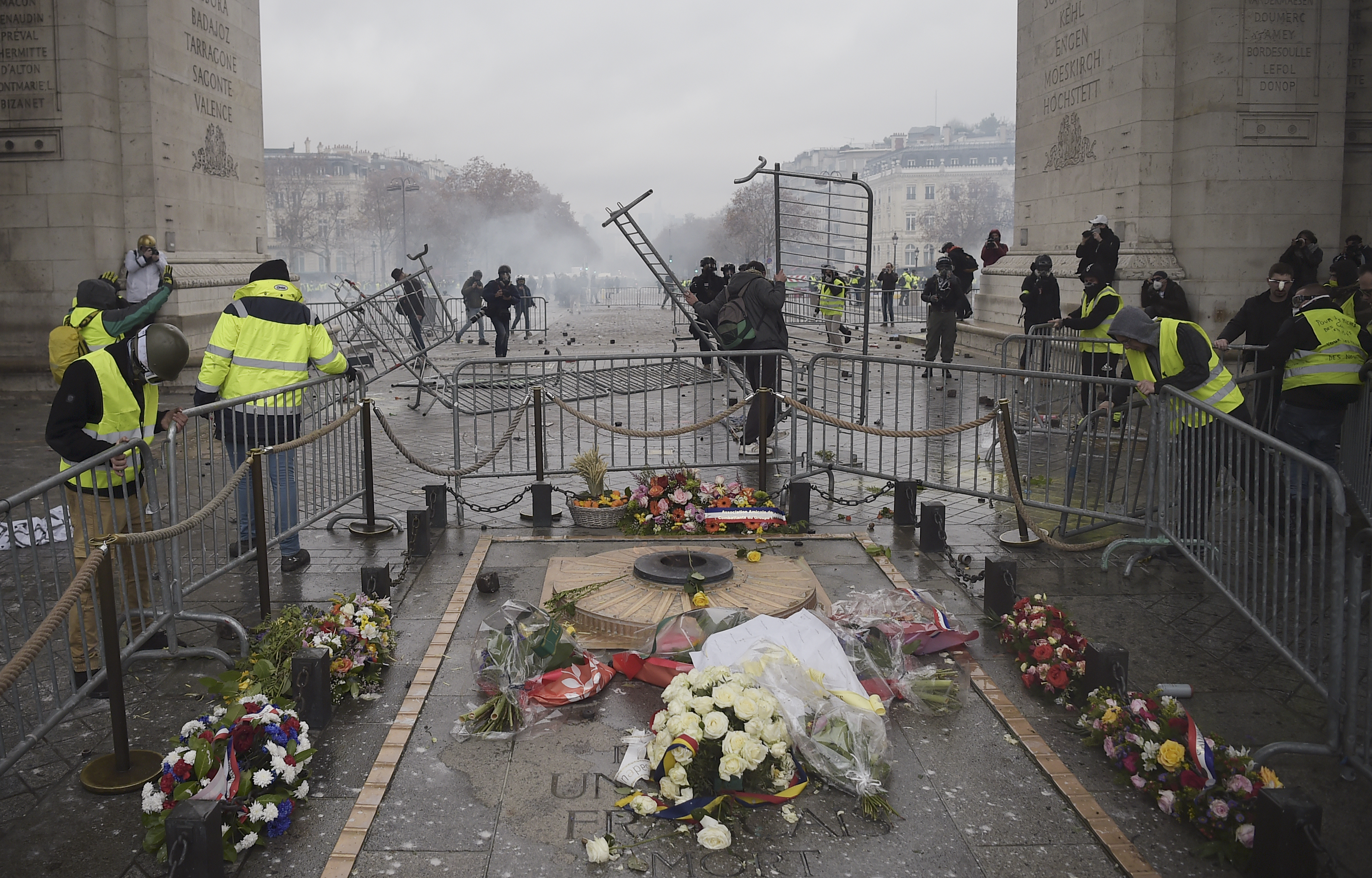 La tombe du Soldat inconnu, terrain de lutte inédit entre gilets jaunes et