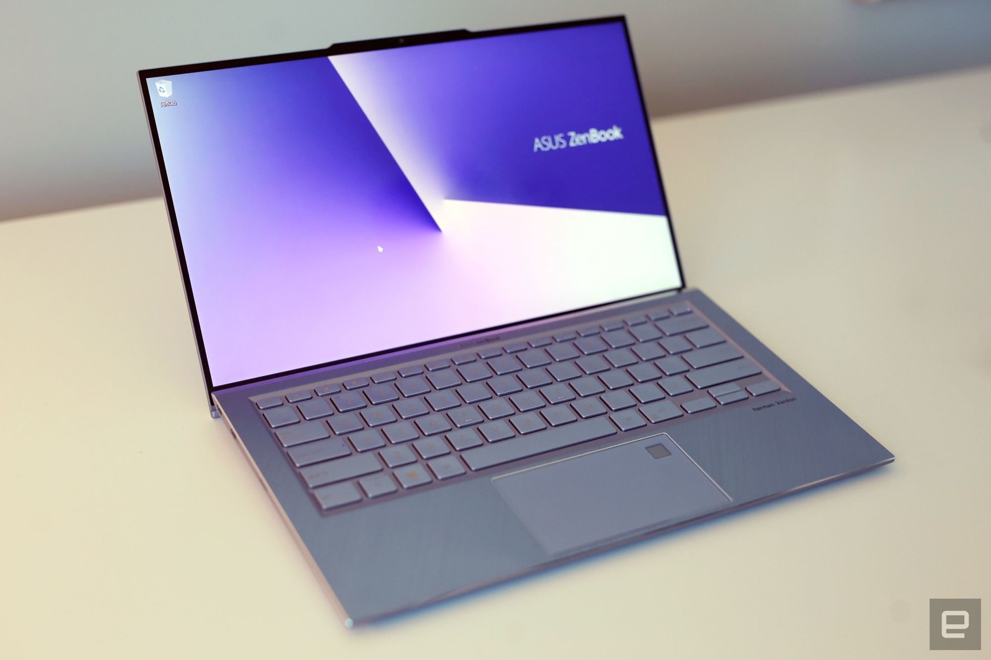 ASUS「ZenBook S13」はカメラがはみ出す世界最薄ベゼルを実現 - Engadget 日本版