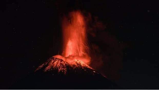 Imágenes nocturnas de la erupción del volcán Popocatépetl.