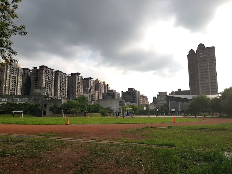 ▲重劃區突然大量人口進駐,經常造成學區學校額滿,如有學齡兒童,要多加留意是否能順利就讀。