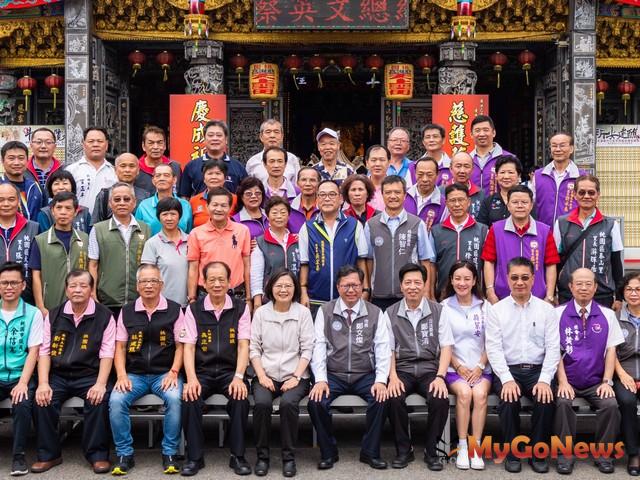 ▲蔡總統與鄭文燦桃園參香，祈求桃園建設進步發展(圖：桃園市政府)