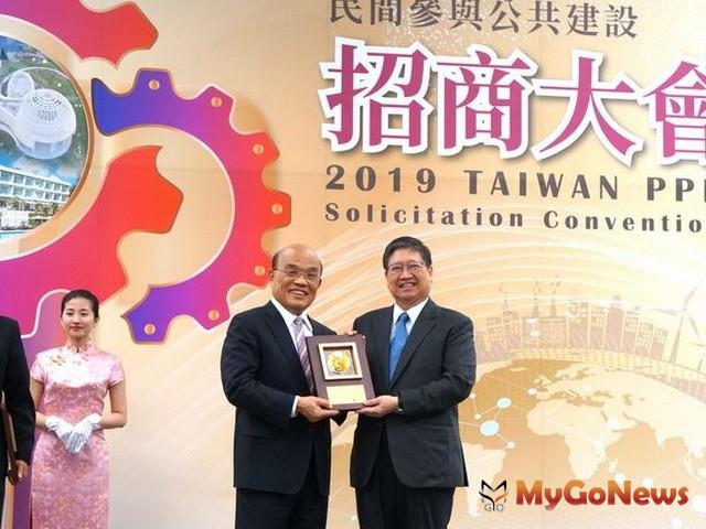 ▲新竹縣榮獲招商卓越獎第一名,縣長楊文科接受行政院長蘇貞昌的頒獎(圖:新竹縣政府)