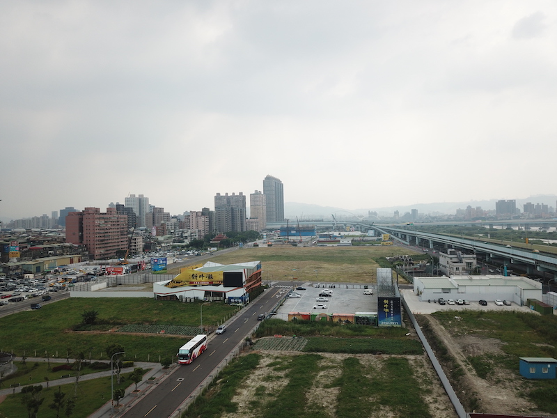 ▲江翠北側重劃區開車連外動線佳,鄰近有台64、65線快速道路及新北環快,過華江橋即至台北市。