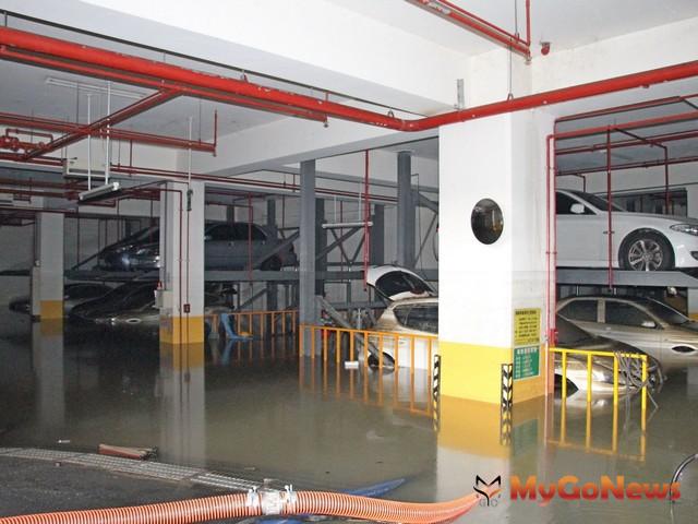 ▲高雄「裕藏富邑」因豪雨導致地下室積水，韓國瑜：建立防範大樓積淹水標準流程(圖：高雄市政府)