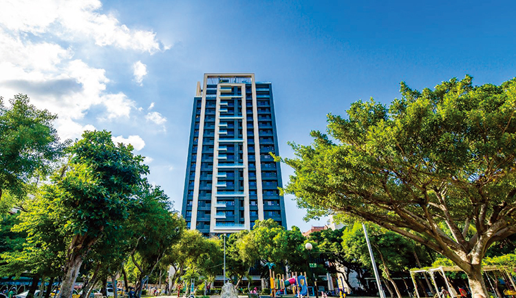 「長虹天馥」臨3600坪公園綠意，永久棟距無遮蔽的優勢，讓生活視野開闊舒適。(現場實景拍攝)