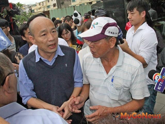 ▲韓國瑜期待從這次大廈的積水問題總結一個經驗，建立一個防範積淹水的SOP標準流程(圖：高雄市政府)