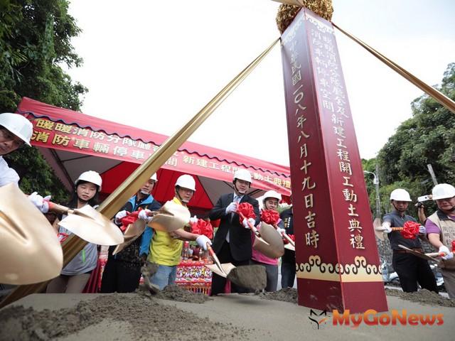 ▲基隆暖暖消防分隊廳舍新建工程動工，林右昌相當重視親自參與規劃過程(圖：基隆市政府)