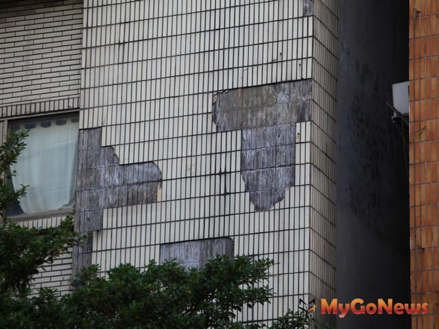 ▲今早地震市府主動派員勘查列管黃單建物 外牆剝落案件建管處籲請管委會從速修繕