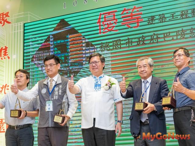 ▲2019年桃市府公共工程金品獎頒獎，鄭文燦感謝所有得獎單位讓桃園變得更美好(圖：桃園市政府)