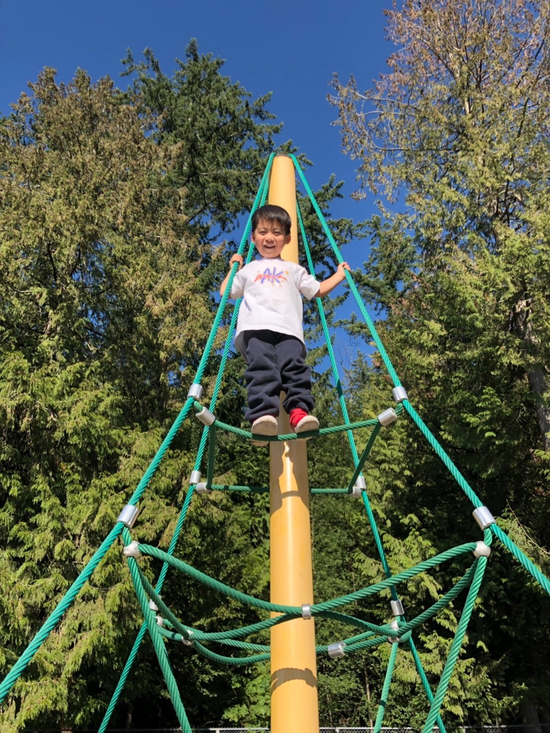 ▲兒子玩攀爬器材突然一下可以爬得很高，讓李培禎印象深刻。