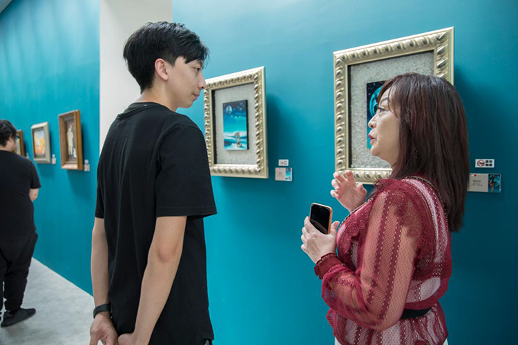 接待中心內特別展出日本名畫家──大根田 真的精選作品。