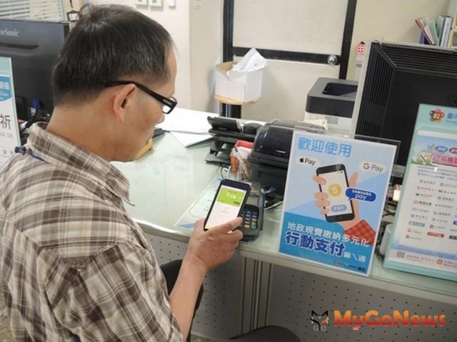 ▲「嗶」一聲輕鬆付款！中市地政推行動支付PAY EASY(圖：台中市政府)