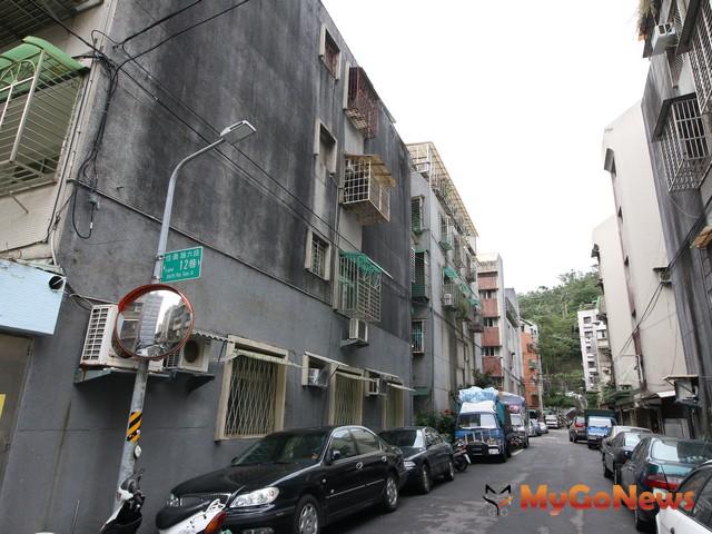 ▲北市購屋老少配漸成趨勢，40年以上老宅仍有市場