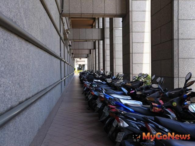 ▲騎樓供公共通行才可免徵房屋稅，封閉、營業不能免稅