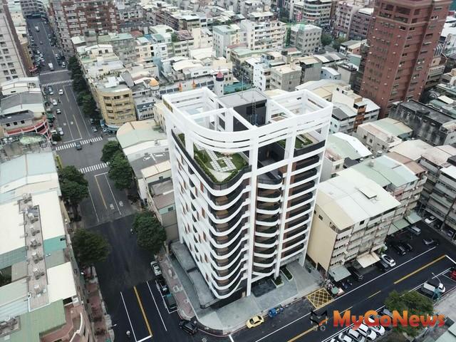 ▲優選_「臻好如邑」_景觀陽台採弧型線條設計，打造建築物亮點，提升整體環境品質(圖：高雄市政府)