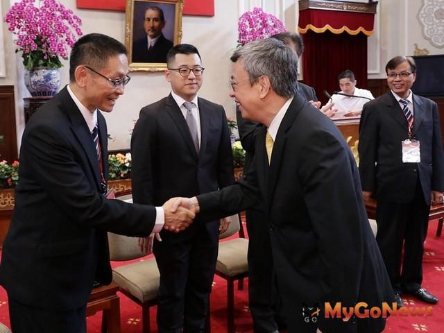 ▲副總統接見「第20屆國家建築金獎暨2019年度台灣誠信品牌」獲獎單位代表(圖：總統府)