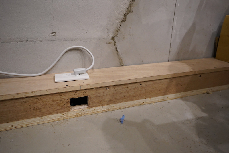 ▲浴室排水管竟走明管，從浴室貫穿臥室、客廳及廚房，凸起的管線甚至讓屋主要鋸掉一邊的床腳才能放得下床架。 