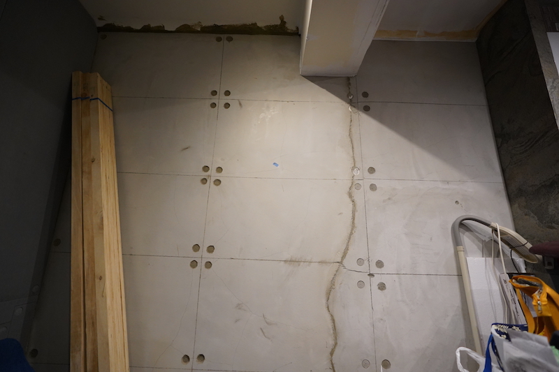 ▲客廳造型牆面不僅做工無關清水模，就連基本的美觀都很有問題，不僅留下大條裂痕、線條裁切也歪斜不正，就連四孔的清水模造型也是隨意亂挖的。 