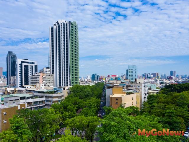 ▲逸文苑」是高雄市政府發出全市第一張「都市更新事業與權利變換計畫核定函」