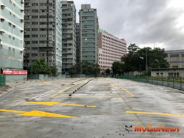 ▲點亮汐止、三重、永和公有地，新北拆違建設停車位與道路拓寬，圖為汐止建成路完工(圖：新北市政府)