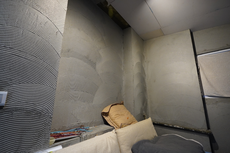 ▲臥室旁邊有瓦斯管線經過，甚至連後方水泥也隨意施作，毫無品質可言。 