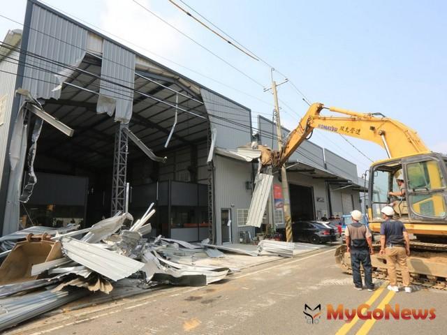 ▲霧峰區乾溪路31號旁農地違建竟又出租賺錢-中市府強力取締拆除(圖：台中市政府)