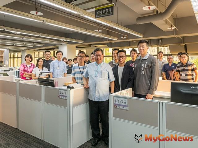 ▲鄭文燦慰勉住發處同仁持續提供優質服務，使「桃園居」成為年輕人的潮流(圖：桃園市政府)