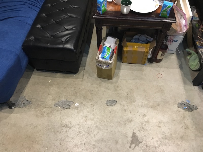 ▲客廳地面處處都有坑洞，還一路延伸至陽台，屋主方先生已絕望到穿鞋進門。