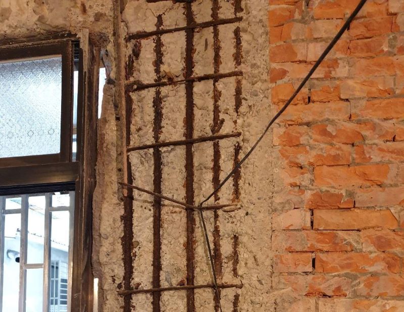 ▲許多海砂屋如沒有將裝潢的天花板或木板拆除，是看不到是否有混凝土剝落或鋼筋裸露的情形。