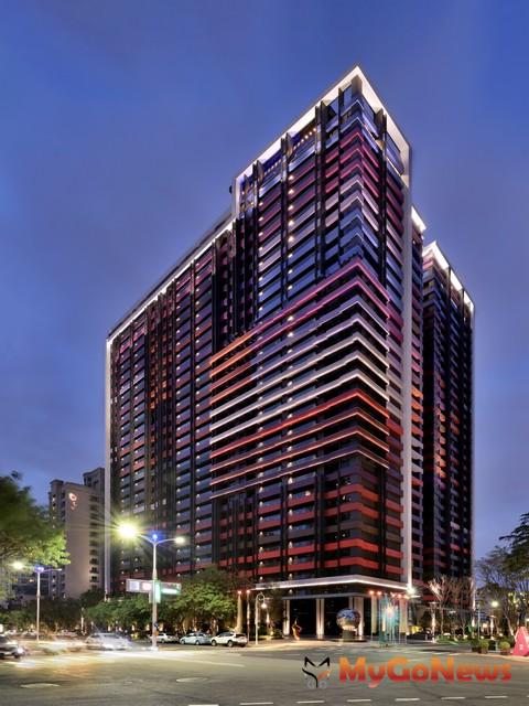 ▲「美術皇居」將藝術畫作融入建築工藝，並於基地開放空間規畫綠廊道，被高雄市政府列為優選