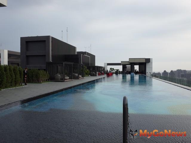 ▲「京城美術皇居」擁有全台唯一最長50米、寬7.5米的梵谷藝術星空泳池