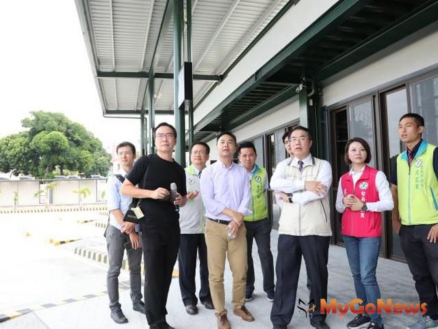 ▲黃偉哲視察台南轉運站，盼年底營運後成台南交通及文創新亮點(圖：台南市政府)