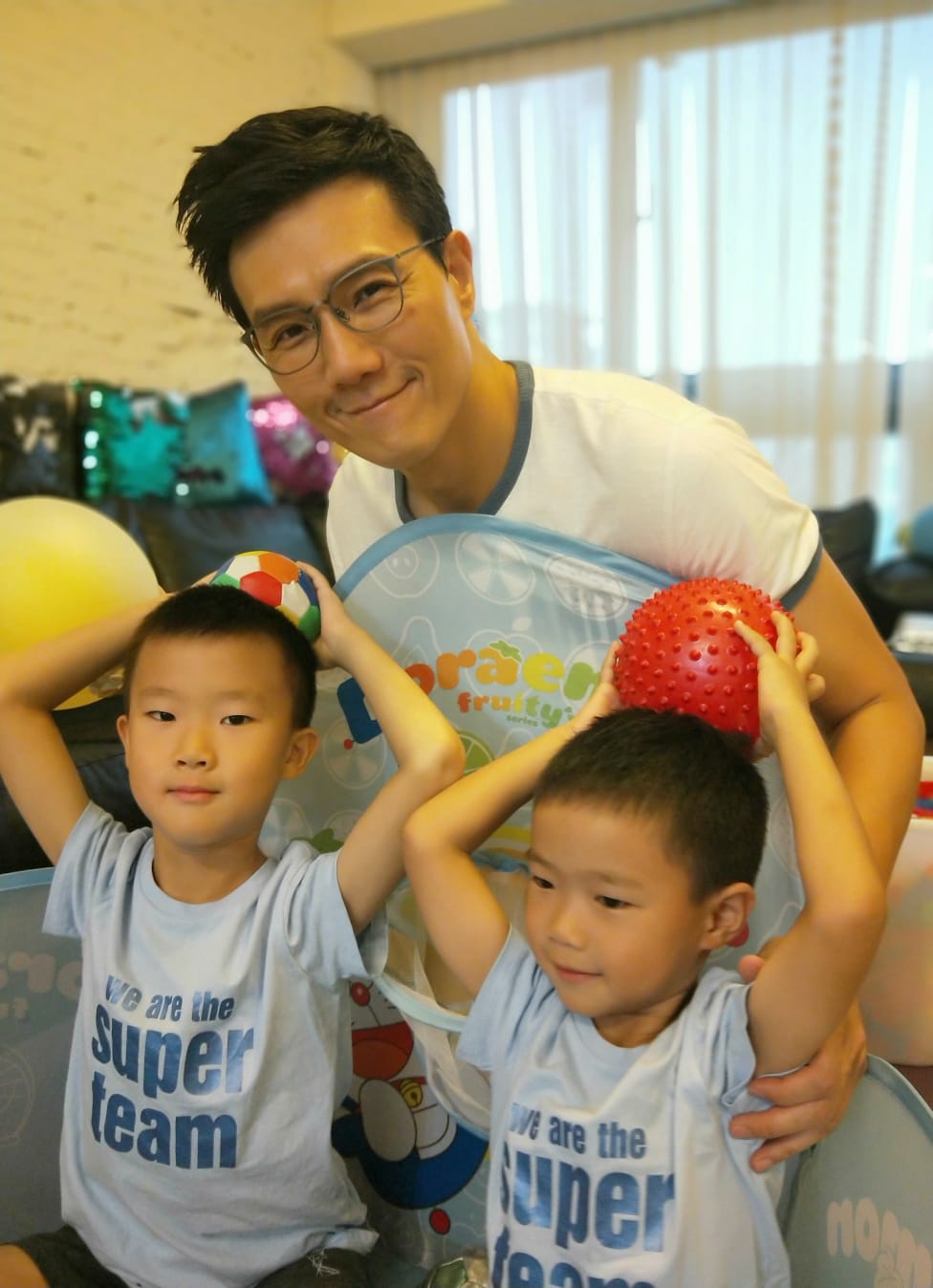 【親子時尚】蔣偉文最愛與孩子玩「恐怖箱」　用玩具培養孩子創造力