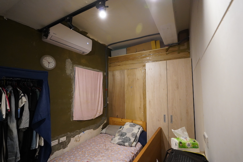 ▲糟糕做工清晰可見，房間不僅牆面泥作胡亂施作，就連後方隔間也僅以木片釘做，根本尚處施工狀態。 