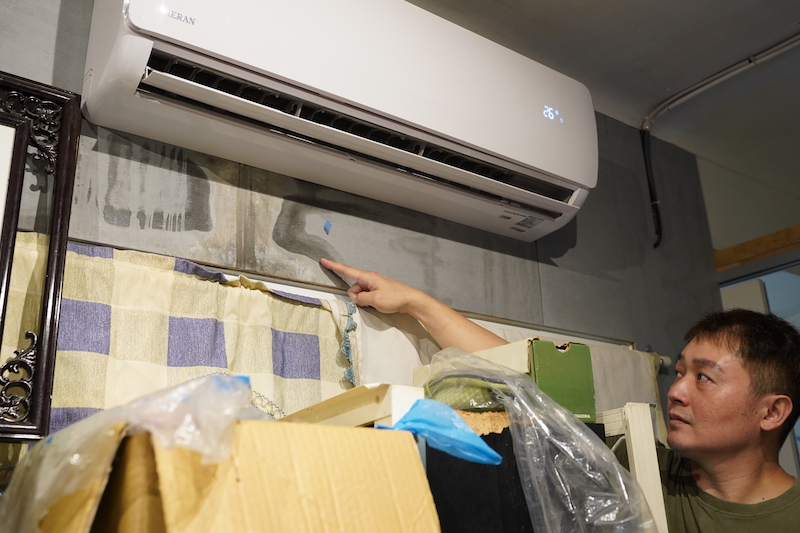 ▲屋主在施工期間發現工人偷用冷氣，導致濾網被泥沙堆積，入住後冷氣也發生漏水問題。