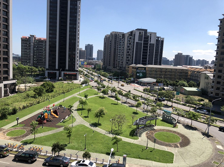 「璟都V PARK」開窗即見的豐盛公園綠意，頗受區域客戶喜愛。