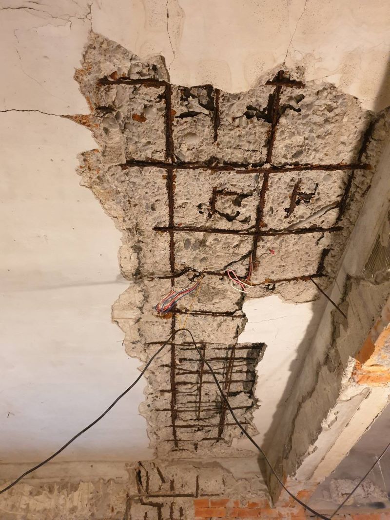 ▲天花板鋼筋裸露，混凝土塊隨時會掉落。