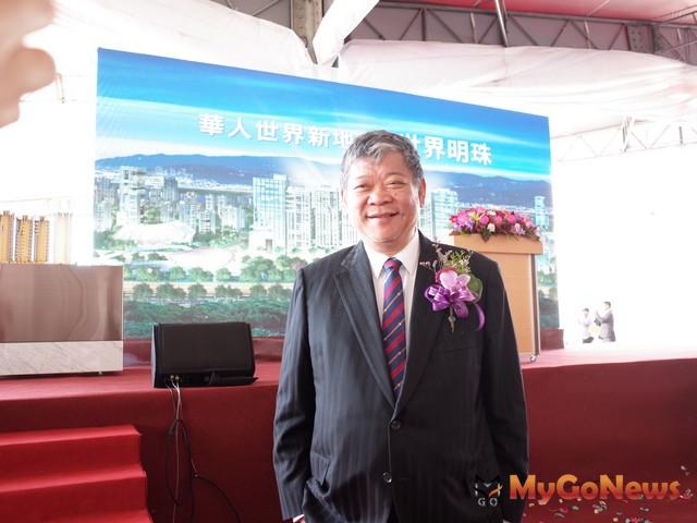 ▲甲山林機構董事長祝文宇表示，「世界明珠」目前預約「早鳥價」每坪120~130萬元