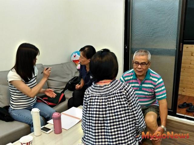 ▲都更推動師進入社區，與住戶討論都更重建(圖：新北市政府)
