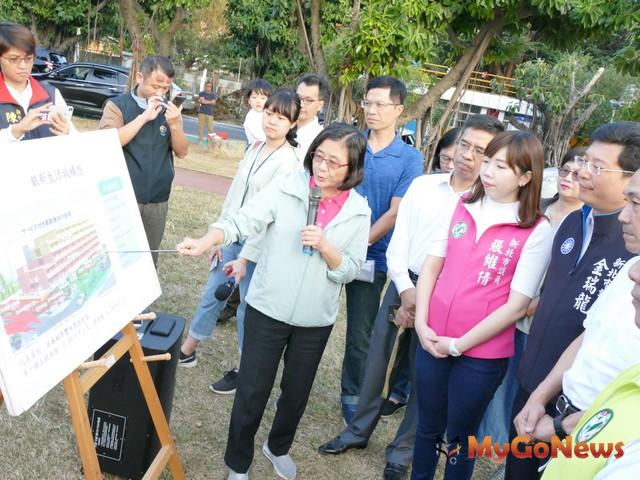 ▲新北市衛生局長陳潤秋簡報銀新未來城構想(圖：新北市政府)