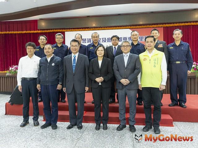 ▲蔡英文：加速進行「警消社宅及廳舍都更專案」，租金補貼從6萬戶增至12萬戶，體現居住正義(圖：總統府)