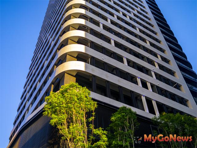 ▲名發晶閣，百貨地王，泳池飯店宅，三多正核心「高雄曼哈頓」