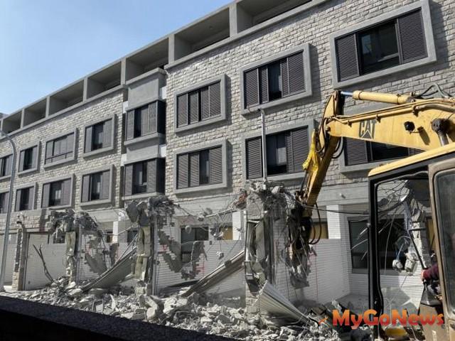 ▲新建案佔用都市計畫道路用地 市府公權力拆了(圖：台南市政府)