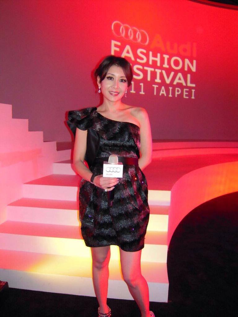 ▲曲艾玲認為，黑色短禮服是參加許多Party最安全的穿搭。