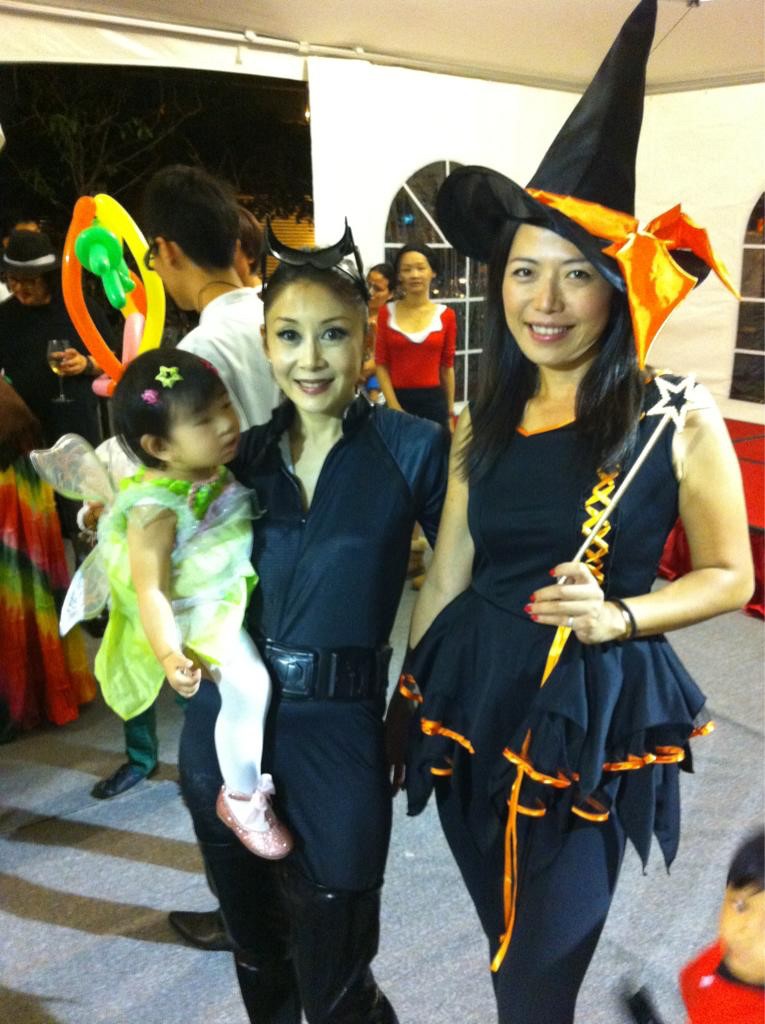 ▲參加主題Party時，曲艾玲會認真研究每個主題穿搭的細節。